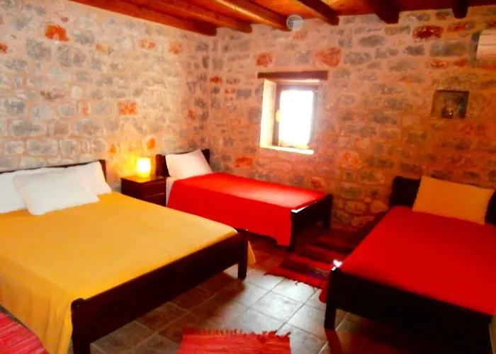 Pirgoi Edem Konukevi Pírgos Dhiroú