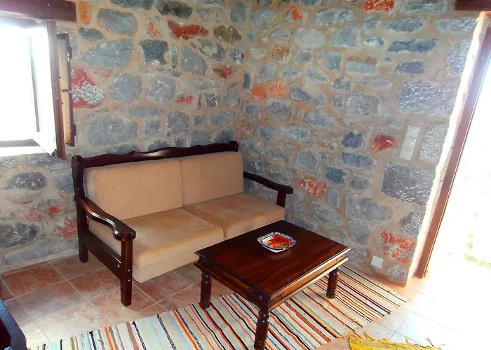 Pirgoi Edem Konukevi Pírgos Dhiroú